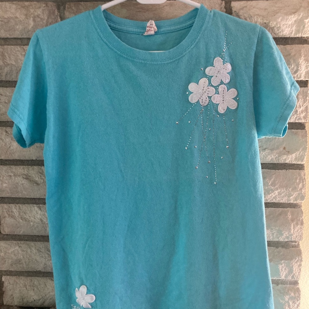 Embellished t-shirt with white embroidered flowers